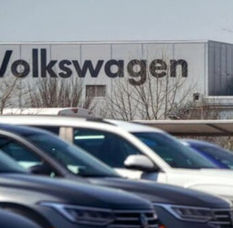 வோக்ஸ்வாகன் அதிரடி: 50,000 ஊழியர்கள் பணிநீக்கம் - கார் சந்தையில் பெரும் சரிவு!