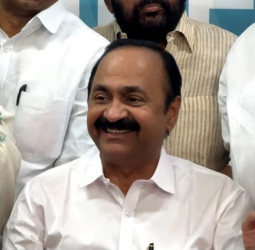 கேரளாவுக்கு புதிய முதல்வர்: பினராயி விஜயனை வீழ்த்திய சத்தீசன்!