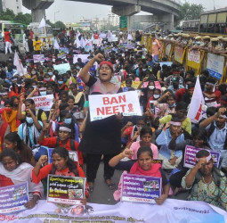 நீட் தேர்வு ரத்து: தமிழகத்தில் வெடித்த போராட்டம்; முதல்வர் விஜய் அதிரடி முழக்கம்!