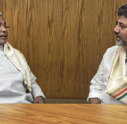 கர்நாடக அரசியலில் பெரும் குழப்பம்: முதல்வர் பதவியிலிருந்து சித்தராமையா அதிரடி மாற்றமா?
