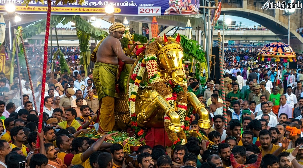 வைகை ஆற்றில் இறங்கினார் கள்ளழகர்: லட்சக்கணக்கான பக்தர்கள் தரிசனம்!