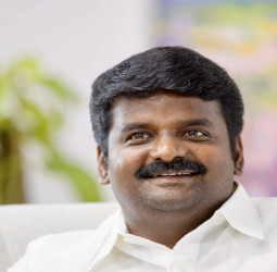 எடப்பாடி பழனிசாமிக்கு செக்! 500 ஆதரவாளர்களுடன் ரகசிய ஆலோசனையில் சி.விஜயபாஸ்கர்: தமிழக வெற்றிக் கழகத்தில் இணைகிறாரா?