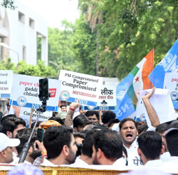 நீட் 2026 ரத்து: "அமிர்த காலம் அல்ல, இது விஷ காலம்" - மோடியை விளாசிய ராகுல் காந்தி!
