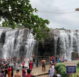 கோடை விடுமுறை: திற்பரப்பு, பஞ்சலிங்க அருவிகளில் அலைமோதும் சுற்றுலாப் பயணிகள்!