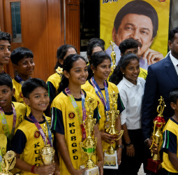 சர்வதேச சிலம்பப் போட்டியில் அசாத்திய சாதனை மு.க.ஸ்டாலினை சந்தித்த சிலம்ப வீரர்கள்!