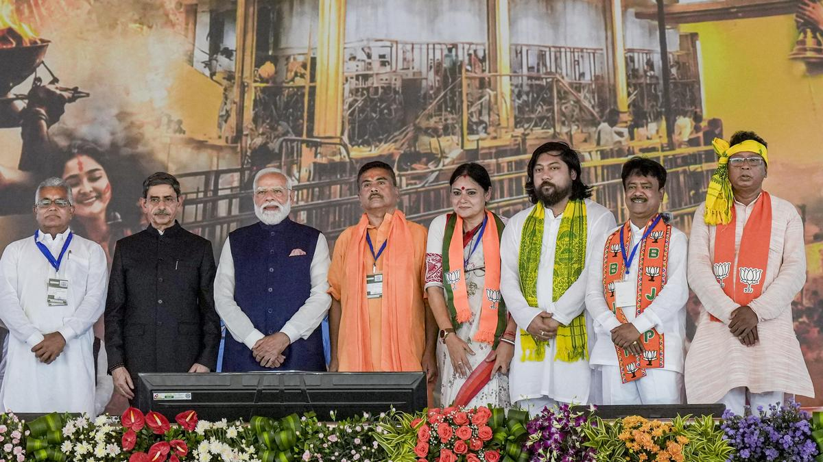 மேற்கு வங்க அரசியலில் அதிரடி: முதல் பாஜக முதலமைச்சராக சுவேந்து அதிகாரி பதவியேற்பு!