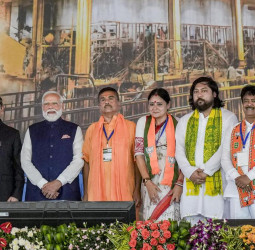 மேற்கு வங்க அரசியலில் அதிரடி: முதல் பாஜக முதலமைச்சராக சுவேந்து அதிகாரி பதவியேற்பு!