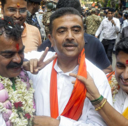 மேற்கு வங்கத்தில் முதல் பாஜக முதலமைச்சராக சுவேந்து அதிகாரி பதவியேற்பு!