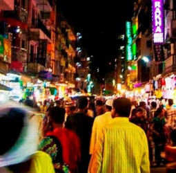 சென்னையின் துடிக்கும் இரவு வாழ்க்கை: ஸ்ட்ரீட் ஃபுட் முதல் கேளிக்கை வரை!