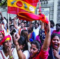 தளபதிக்கு பதவிப் பிரமாணம் செய்துவை! ஆளுநர் மாளிகையை முற்றுகையிட்ட தவெகவினர்!