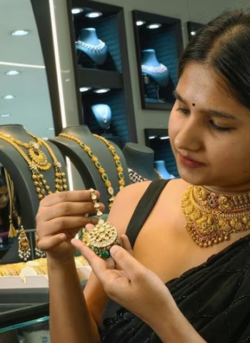 நகை பிரியர்களுக்கு ஷாக்! புதிய உச்சத்தில் தங்கம் விலை: இன்றைய (17-08-2026) அதிரடி தங்கம், வெள்ளி விலை நிலவரம் முழு விவரம்!