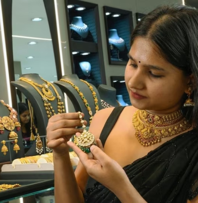ஒரே நாளில் அதிரடி மாற்றம்! இன்று தங்கம் விலை கிடுகிடு உயர்வு! சவரனுக்கு இவ்வளவு ஏற்றமா? முழு விலை பட்டியல்! (10-09-2026)