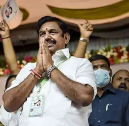 அதிமுகவில் பெரும் பிளவு: 17 எம்.எல்.ஏ-க்களுடன் எடப்பாடி பழனிசாமி தனிமை?