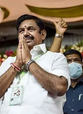 அதிமுகவில் பெரும் பிளவு: 17 எம்.எல்.ஏ-க்களுடன் எடப்பாடி பழனிசாமி தனிமை?