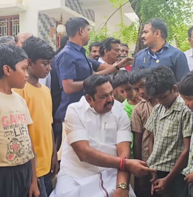 குட்டிப் பையனுடன் இபிஎஸ் செய்த கியூட் சேட்டை.. இணையத்தை ஆக்கிரமித்த வைரல் வீடியோ!