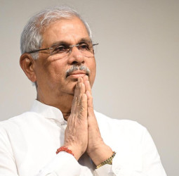 பெரும்பான்மை இல்லை: விஜய்க்கு கவர்னர் கொடுத்த அதிர்ச்சி! அடுத்து என்ன நடக்கும்?