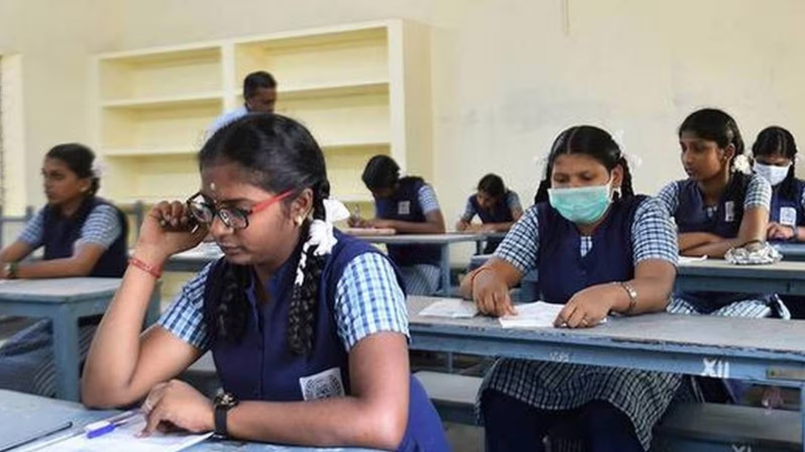 வைரல் குட்டிக்குரங்கு 'பஞ்ச்' கூண்டிற்குள் குதித்த அமெரிக்க வாலிபர்கள் கைது!