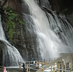 மேற்கு தொடர்ச்சி மலையில் கொட்டித்தீர்க்கும் கனமழை: கும்பக்கரை அருவியில் திடீர் வெள்ளப்பெருக்கு - குளிக்க வனத்துறை அதிரடித் தடை!