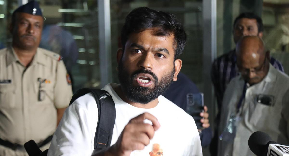 பாட்டி இறந்தும் போன் தர மறுத்த டெல்லி போலீஸ்! மோடி அரசுக்கு எதிராக கொதித்தெழுந்த சிஜேபி (CJP) உறுப்பினர் அபிஜித் தீப்கி!
