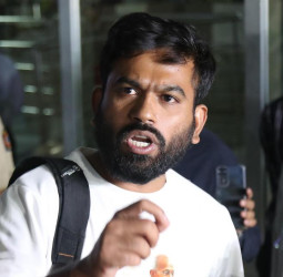 பாட்டி இறந்தும் போன் தர மறுத்த டெல்லி போலீஸ்! மோடி அரசுக்கு எதிராக கொதித்தெழுந்த சிஜேபி (CJP) உறுப்பினர் அபிஜித் தீப்கி!
