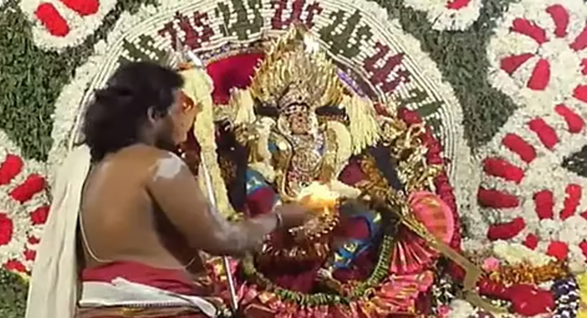 குலசேகரன்பட்டினத்தில் கோலாகலமாக நடந்த தசரா சூரசம்ஹாரம்: 4 அவதாரங்களில் வலம் வந்து சூரனை வதம் செய்த முத்தாரம்மன்!