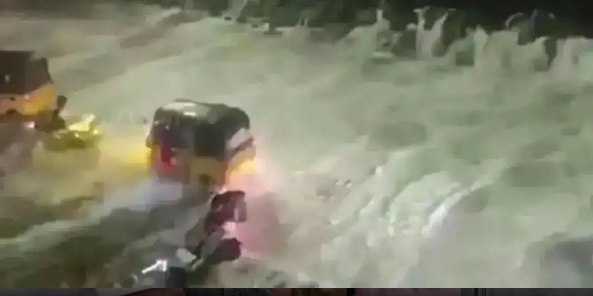 எண்ணூரில் சுனாமி பீதி! அர்னாப் புயலால் ஊருக்குள் புகுந்த ராட்சத கடல் அலைகள்: வாகனங்கள் அடித்துச் செல்லப்பட்டதால் பரபரப்பு