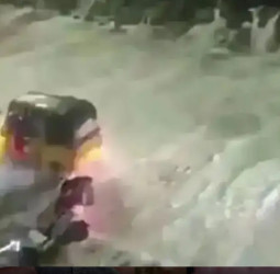 எண்ணூரில் சுனாமி பீதி! அர்னாப் புயலால் ஊருக்குள் புகுந்த ராட்சத கடல் அலைகள்: வாகனங்கள் அடித்துச் செல்லப்பட்டதால் பரபரப்பு