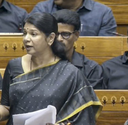 "நாளுக்கு நாள் சீரழியும் சட்டம் ஒழுங்கு": தூத்துக்குடி படுகொலைகளைச் சுட்டிக்காட்டி தவெக அரசைக் கடுமையாகச் சாடிய கனிமொழி எம்.பி.!