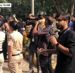 டெல்லி விமான நிலையத்திற்குள் புகுந்து சிஜேபி தலைவர் அபிஜீத் டிப்கே அதிரடி கைது! துருவ் ரதி உட்பட 400 பேர் சிறைபிடிப்பு!