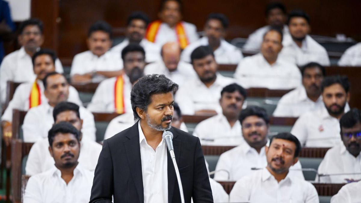 சட்டப்பேரவையில் அனல் பறந்த முதல்வர் விஜய்யின் உரை: திமுகவுக்கு அதிரடி பதிலடி மற்றும் பெண்கள் குறித்து நெகிழ்ச்சி!
