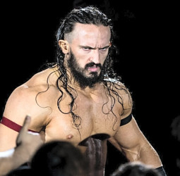 பிரபல WWE மற்றும் AEW மல்யுத்த வீரர் 'பேக்' (Pac) திடீர் மரணம்: 40 வயதில் உயிரைப் பறித்தது என்ன? அதிர்ச்சியில் ரசிகர்கள்!