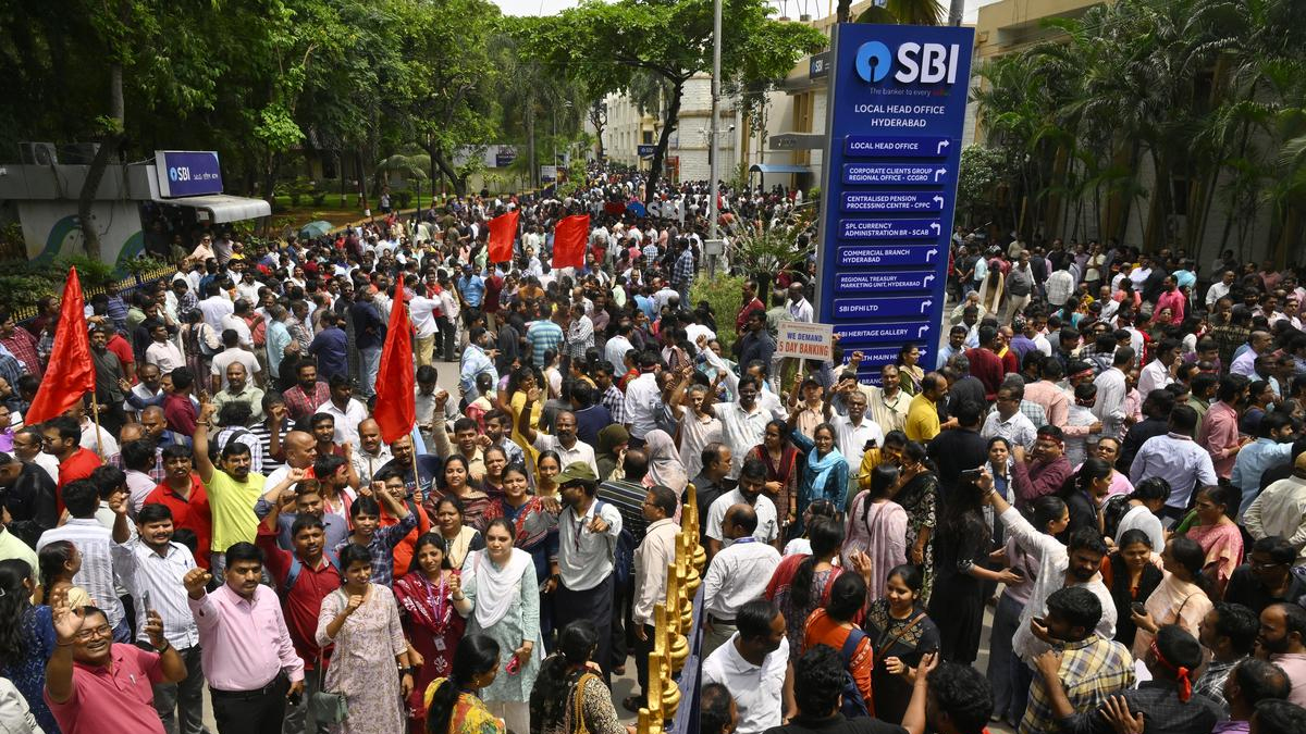 அலர்ட்: 5 நாட்கள் வங்கிச் சேவைகள் பாதிப்பா? செப். 28 முதல் நாடு தழுவிய வேலைநிறுத்தம் - ஞாயிறு வங்கிகள் இயங்கும் என அரசு அறிவிப்பு!